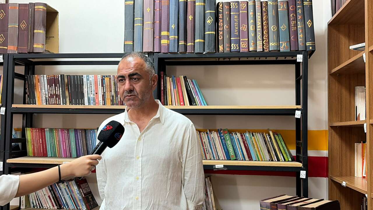 Öğretmenlerden Örnek Dönüşüm: Tiyatro Dekoru Kütüphaneye Kazandırıldı 5